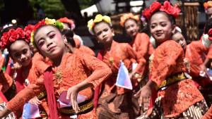 Ratusan-penari-menarikan-tarian-Ronggeng-Sadunya.jpg