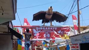 Replika-burung-garuda-di-atas-gapura-RW-6.jpg