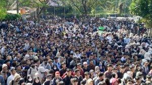 Ribuan-pencari-kerja-memadati-job-fair-di-President-University.jpg