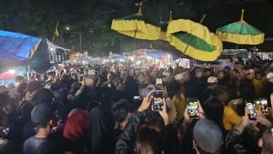 Ribuan-warga-tumpah-ruah-di-Keraton-Kanoman-Cirebon-Jumat-592025.jpg
