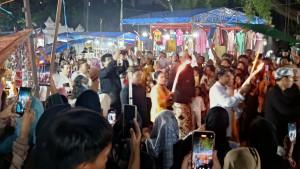 Ribuan-warga-tumpah-ruah-di-Keraton-Kanoman-Cirebon.jpg