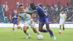 jabar/Robi-Darwis-kiri-saat-menjalani-debut-bersama-Dewa-United-Persik.jpg