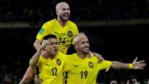 Rodrigo-Holgado-kanan-dan-Joao-Figueiredo-atas-merayakan-gol-Timnas-Malaysia.jpg