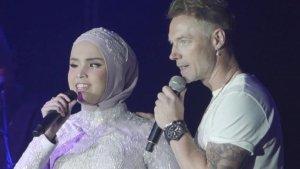Ronan-Keating-mengundang-Putri-Ariani-saat-konsernya-di-Jakarta.jpg