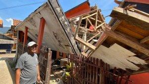 jabar/Rumah-berlantai-dua-di-Kampung-Lapang-Sari-Kabupaten-Bandung-gempa-bumi.jpg