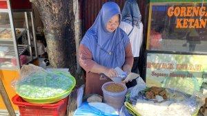 Rustinih-42-pedagang-jajanan-geblog-di-depan-Yogya-Indramayu.jpg