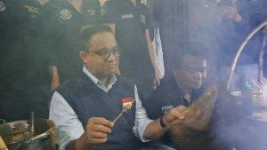 Saat-Anies-bakar-sate-di-Sate-H-Mamat.jpg