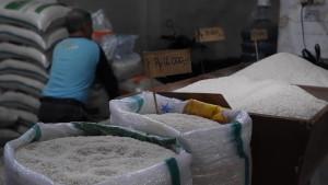 Salah-satu-pedagang-beras-di-pasar-kosambi.jpg