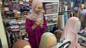 Salah-satu-penjual-kerudung-di-Balubur-Town-Square-saat-live-TikTok.jpg