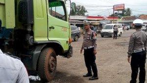 Satlantas-Polres-Subang-saat-Razia-Truk-ODOL-1111.jpg