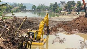 Satu-unit-ekskavator-ambles-di-Situ-2-Ciburuy-Bandung-Barat.jpg