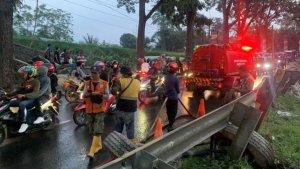 Satu-unit-mobil-water-supply-Damkar-diturukan-untuk-membersihkan-semen.jpg