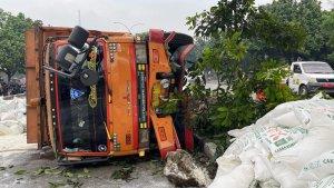 Sebuah-truk-pengangkut-terigu-terguling-di-Jalan-Soekarno-Hatta.jpg