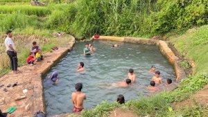 Sejumlah-anak-bermain-di-pemandian-air-panas-Kampung-Cibaligo-KBB.jpg