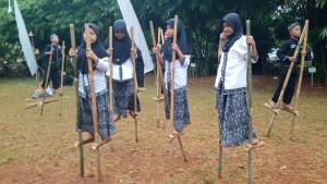 Sejumlah-anak-memainkan-permainan-tradisional-dari-bambu-di-Purrwakarta.jpg
