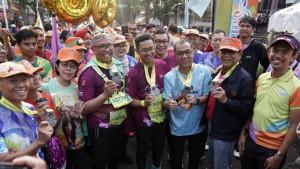 Sejumlah-guru-besar-ITB-saat-tiba-di-garis-finis-dalam-ajang-wondr-ITB-Ultra-Marathon-2025.jpg