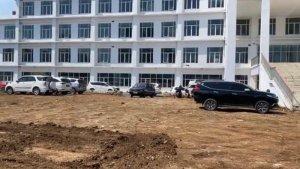 Sejumlah-kendaraan-lalu-lalang-di-Kantor-DPRD-Bandung-Barat-yang-baru.jpg