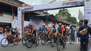 Sejumlah-peserta-saat-memulai-balap-sepeda-TDL-2024-a.jpg