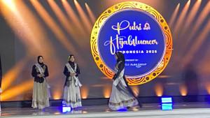 Sejumlah-peserta-saat-tampil-di-Grand-Final-Putri-Hijab-Fluencer-Indonesia.jpg
