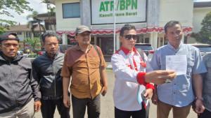 Sejumlah-petani-dari-Desa-Cipelang-Kecamatan-C.jpg