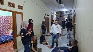Sejumlah-petugas-Polres-Majalengka-sedang-merazia-sebuah-kosan-di-Majalengka.jpg