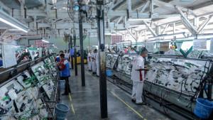 Sejumlah-siswa-saat-melaksanaan-TeFa-produksi-kabel-sepeda-motor-di-SMKN-2-Subang.jpg