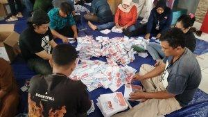 Sejumlah-warga-Ciamis-sedang-menyortir-dan-lipat-surat-suara.jpg