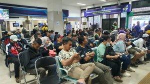 Sejumlah-warga-mengantre-untuk-menbayar-pajak-samsat.jpg