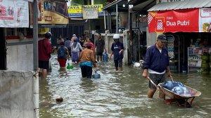 Sejumlah-warga-saat-menerjang-banjir.jpg