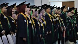 Sejumlah-wisudawan-saat-mengikuti-prosesi-Wisuda.jpg