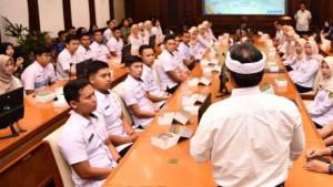 Sekda-Jabar-Herman-Suryatman-membelakangi-kamera-saat-penyerahan-dokumen.jpg
