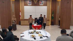 Sekda-Mohamad-Zen-ketika-memberikan-dokumen-1111.jpg