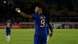 Selebrasi-striker-Carlos-Fortes-setelah-mencetak-gol-kelima-PSIS-Semarang-ke-gawang-Persita.jpg