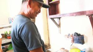 Senawi-saat-mengaduk-kopi-murah-meriah-di-warung-sederhana.jpg