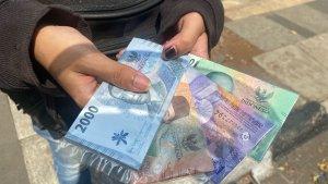 Seorang-jasa-tukar-uang-memperlihatkan-uang-baru-berbagai-pecahan-Rabu-2632025.jpg