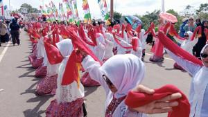 Seribu-penari-umbul-saat-peresmian-Jalan-Ling.jpg