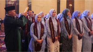 Siap-Mengabdi-328-Lulusan-UNISA-Bandung-Resmi-Angkat-Sumpah-Profesi.jpg