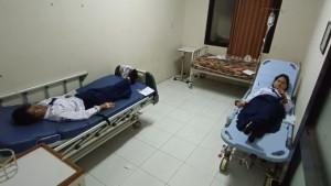 Siswa-SMPN-4-Pamarican-cIAMIS-saat-mendapat-perawatan-medis-karena-keracunan-menu-MBG.jpg