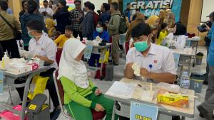 Siswa-SMPN-5-Bandung-saat-menjalani-cek-kesehatan-gratis.jpg