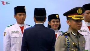 Sosok-Sofia-Sahla-kedua-dari-kanan-anggota-Paskibraka-Nasional-2024-asal-Sumedang.jpg