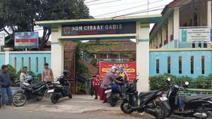 Suasana-SDN-Gadis-Kecamatan-Cisaat-Kabupaten-Sukabumi-Jawa-Barat-PLESTER.jpg