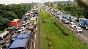 Suasana-Tol-Cipali-Subang-di-H1-Lebaran.jpg