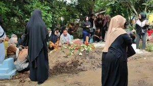 Suasana-pemakaman-korban-berinisial-J-di-Desa-Jungjang.jpg