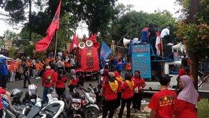 Suasana-ribuan-buruh-gelar-aksi-demo-kawal-rapat-penetapan-UMSK.jpg