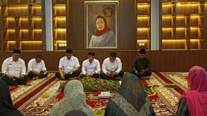 Suasana-rumah-duka-Bupati-Purwakarta-Saepul-Bahri-Binzein-Dini-Yulianti.jpg