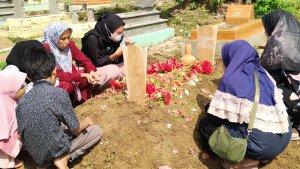 Suasana-rumah-duka-Putri-PL-korban-kebakaran-karaoke-Orange.jpg