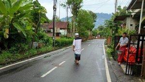TKP-sepeda-motor-yang-ditabrak-mobil-dan-terseret-puluhan-meter.jpg