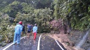 Tanah-longsor-menutup-jalan-utama-penghubung-antara-Kecamatan-Cibinong-Sindangbarang-Cianjur.jpg