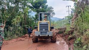 Tanah-longsor-terjadi-di-Jalan-Curug-Cinulang-2.jpg