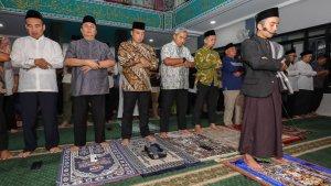 Tarawih-Keliling-di-Masjid-Miftahul-Jannah.jpg